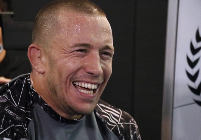 Sorridente, Georges St-Pierre contou que está se desenvolvendo muito mais como atleta desde que parou de treinar apenas visando a performance no octógono ... - georgesst-pierre3