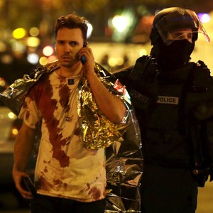 FOTOS: público é retirado de casa de shows invadida por atiradores (Philippe Wojazer/Reuters)