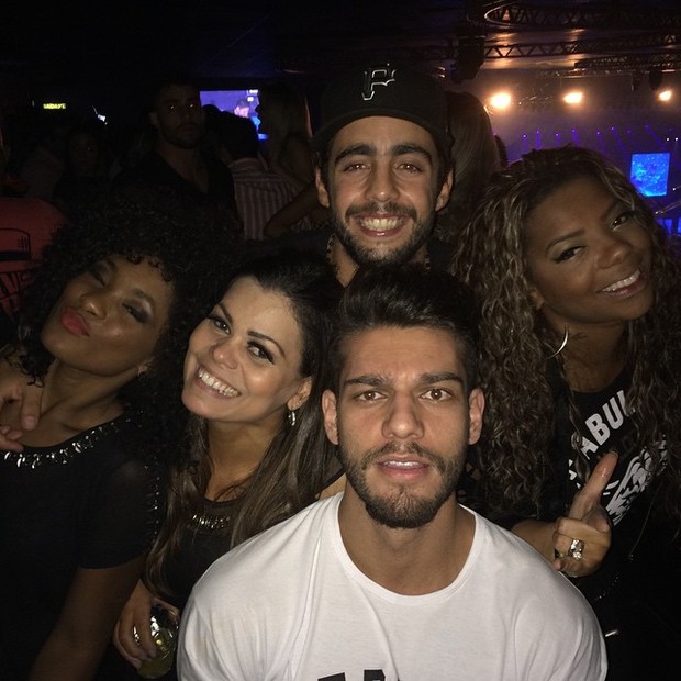 Erika Januza, Priscila Coellen, Lucas Lucco, Pedro Scooby e MC Ludmilla em show no Rio (Foto: Instagram/ Reprodução)