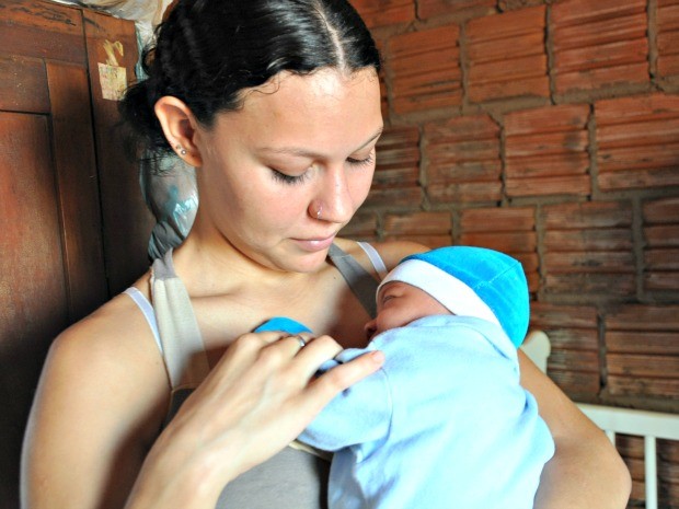 Estudante que deu à luz no Enem se prepara para nova chance de fazer provas (Foto: Tatiane Queiroz/ G1MS)
