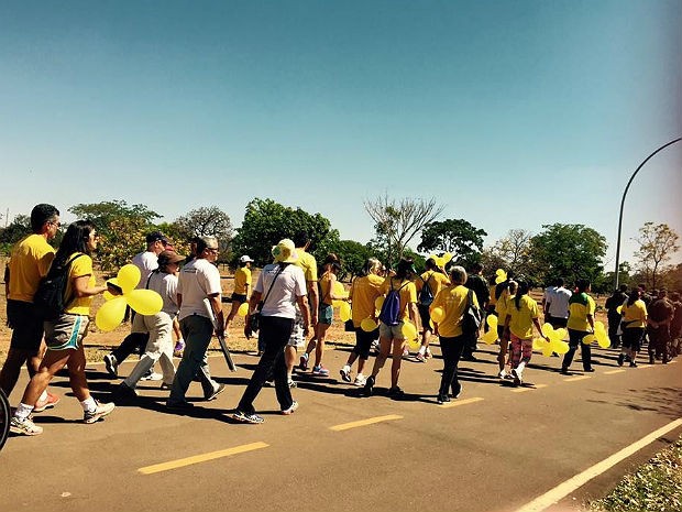 Pessoas caminham no Parque da Cidade, em Brasília, durante a campanha Setembro Amarelo da Associação Brasileira de Psiquiatria Setembro em 2015 (Foto: Divulgação/ABP)