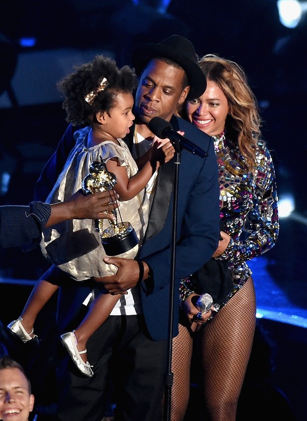 Beyoncé e Jay Z com Blue Ivy (Foto: MICHAEL BUCKNER / GETTY IMAGES NORTH AMERICA / AFP)