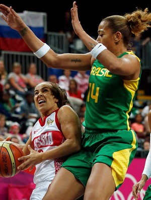 Basquete erika souza brasil Becky Hammon Rússia Londres 2012 (Foto: Agência Reuters)