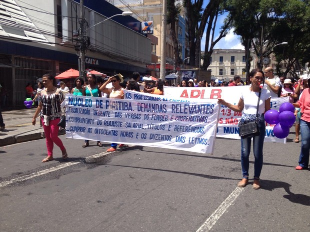 Manifestação na Praça Castro Alves (Foto: Natally Acioli/G1)
