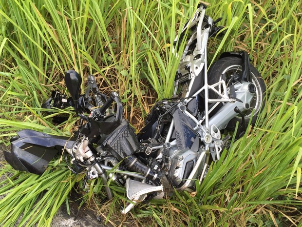 Motocicleta teve o guidão quebrado com o impacto do acidente.  (Foto: Rodrigo Lobo)