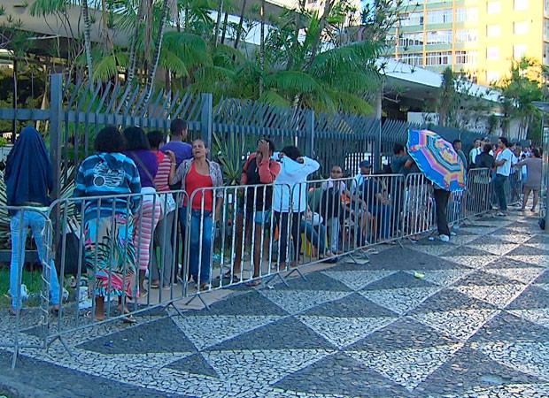 Fãs encaram fila por ingressos para shows de Bethânia, Lulu e Sandy (Foto: Imagem/ TV Bahia)