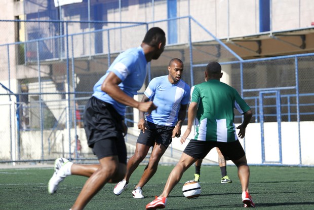 Thierry Henry playing in Vidigal (Photo: Marcos Serra Lima / EGO)