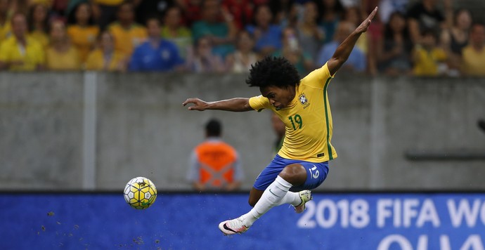 Willian salta sobre carrinho de Alvaro Pereira Brasil x Uruguai (Foto: AP Photo/Leo Correa) Willian salta sobre carrinho de Alvaro Pereira Brasil x Uruguai (Foto: AP Photo/Leo Correa)
