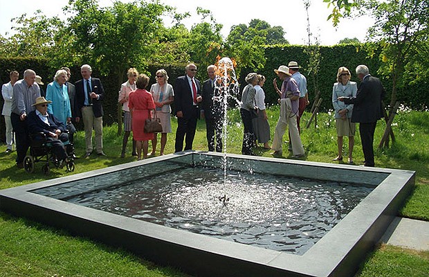 Fogo na água: combinação improvável é criada por artista - Casa e Jardim