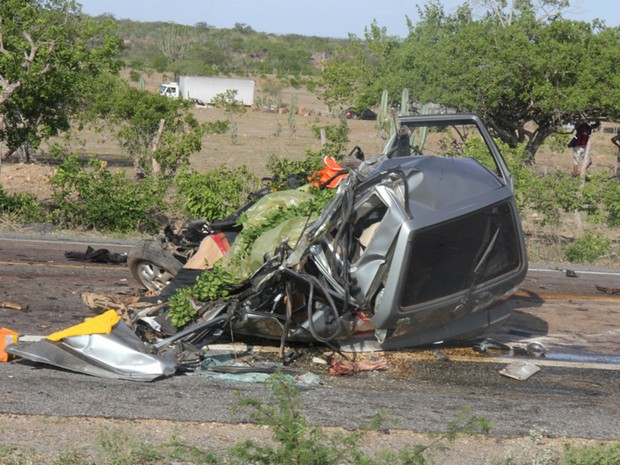 Com a batida, o carro ficou destruído (Foto: Raimundo Mascarenhas \ Site Calila Notícias)