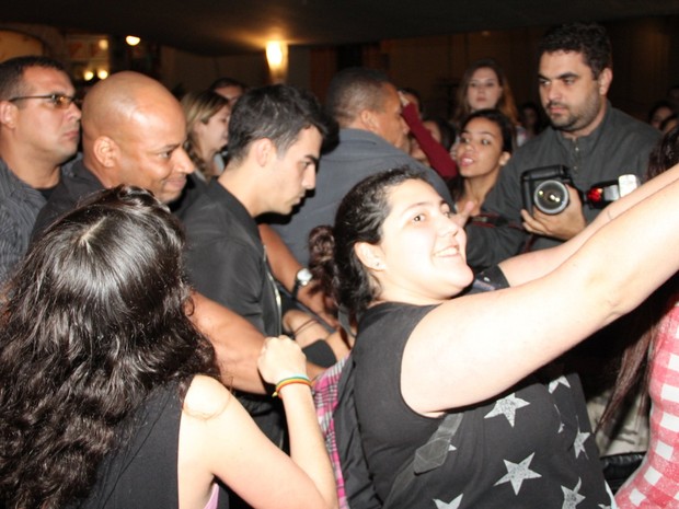 Joe Jonas causa tumulto em churrascaria na Zona Sul do Rio (Foto: Rodrigo dos Anjos/ Ag. News)