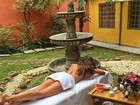 Sexy até relaxando: Izabel Goulart compartilha foto de massagem 
