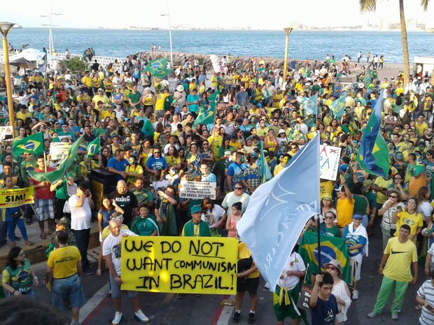 Segundo organizadores, cerca de duas mil pessoas participam de ato contra Dilma Rousseff em Fortaleza (Foto: Alessandro Torres/TV Verdes Mares) Segundo organizadores, cerca de duas mil pessoas participam de ato contra Dilma Rousseff em Fortaleza (Foto: Alessandro Torres/TV Verdes Mares)