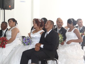 Seis casais disseram "sim" durante a cerimônia religiosa realizada dentro do Presídio Santa Luzia (Foto: Michelle Farias/G1)