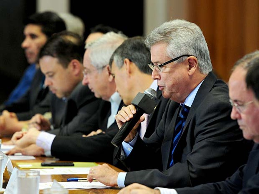 O governador do DF, Rodrigo Rollemberg, sentado à mesa com secretários e deputados (Foto: Pedro Ventura/Agência Brasília)