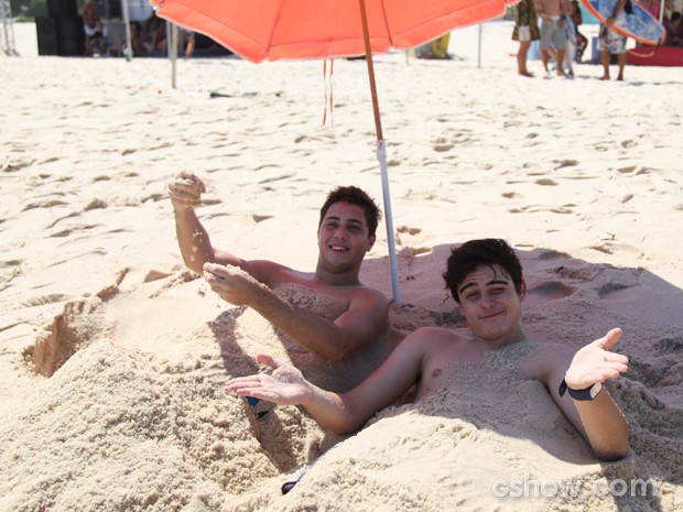 Brendow Goyaz, o Minhoca, e Lucca Diniz, o Junior, brincam na areia (Foto: Carol Caminha / TV Globo)