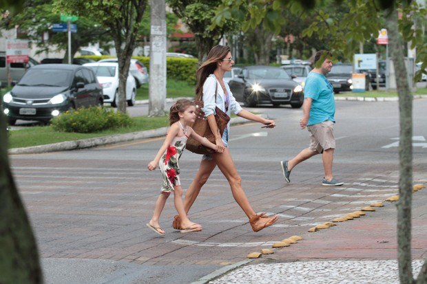 Alessandra Ambrósio e a filha em Florianópolis  (Foto: Orlando Oliveira/AgNews)