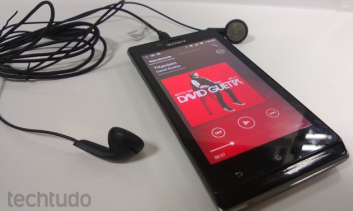 Xperia J vem acompanhado de fones de ouvido auriculares com qualidade mediana (Foto: Elson de Souza/TechTudo) Xperia J vem acompanhado de fones de ouvido auriculares com qualidade mediana (Foto: Elson de Souza/TechTudo)