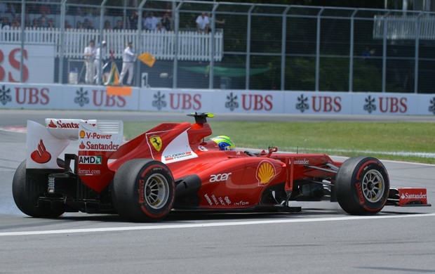 Felipe Massa roda na curva 1 do Circuito Gilles Villeneuve (Foto: AFP)