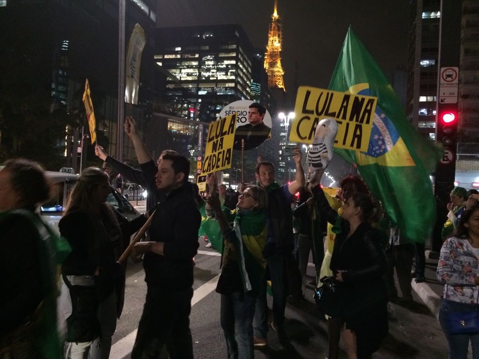 Manifestantes comemoram condenação de Lula na Paulista (Foto: Vivian Reis/G1)