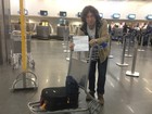 Após viver 22 dias em aeroporto do Rio, grego volta para casa