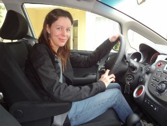 Silvia conta que depois do tratamento se sente uma boa motorista  (Foto: Adriana Justi / G1)