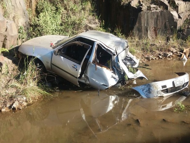 Veículo ficou destruído após acidente na BR-282 (Foto: PRF/Divulgação)