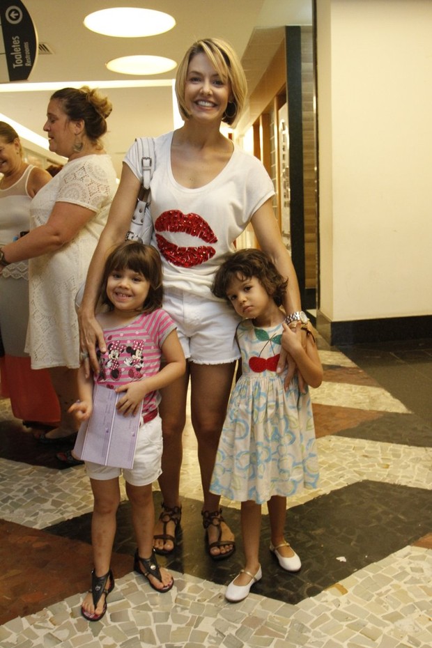 Bianca Rinaldi coma s filhas (Foto: Marcos Ferreira / Photo rio news)