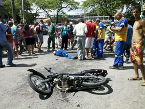 Motoqueiro não resistiu aos ferimentos (Foto: Kety Marinho/Globo Nordeste)