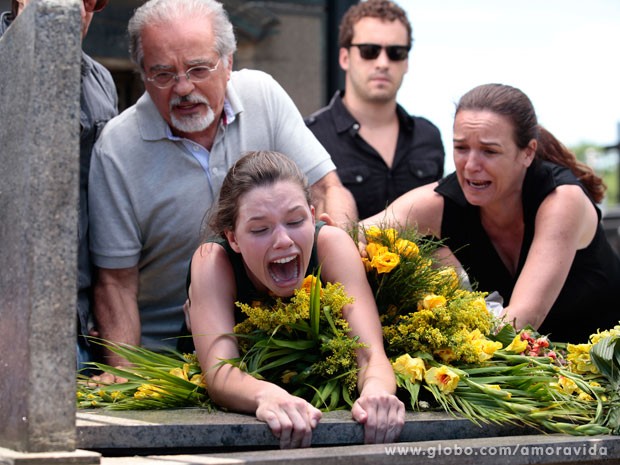 Linda surta no enterro da irmã, com saudades de Rafael (Foto: Pedro Curi / TV Globo) Linda surta no enterro da irmã, com saudades de Rafael (Foto: Pedro Curi / TV Globo)