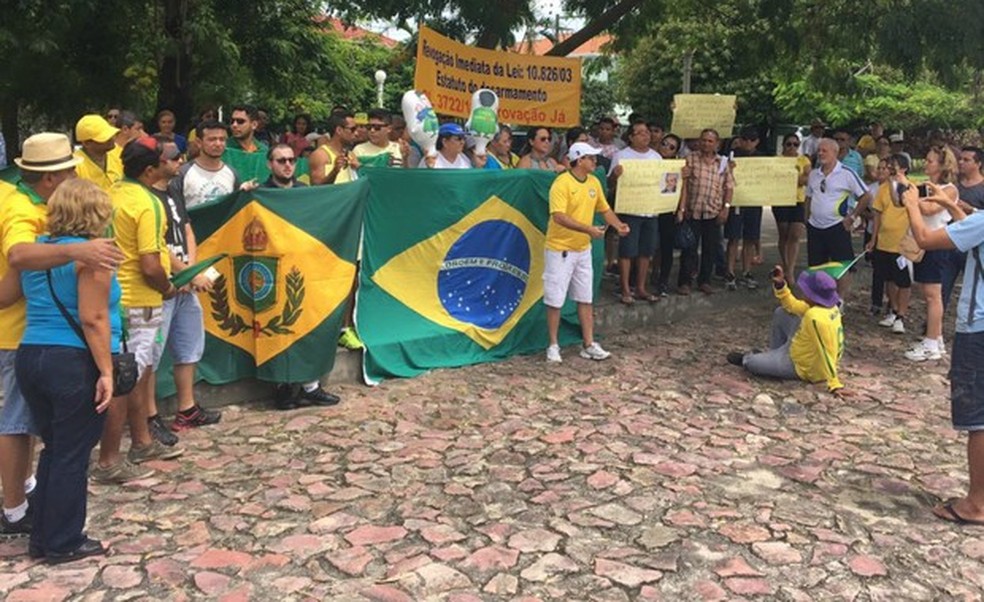Manifestantes realizaram ato na Praça do Congresso, em Manaus (Foto: Indiara Bessa/G1 AM)