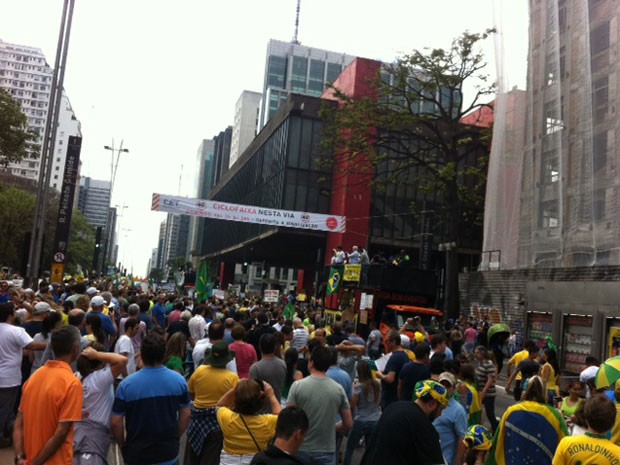Manifestantes fazem ato contra Dilma na Avenida Paulista (Foto: Olívia Florência/G1)