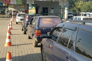 Motoristas formam fila em posto de gasolina com 45% de desconto no RS (Foto: Luiz Carlos Garcia/RBS TV)