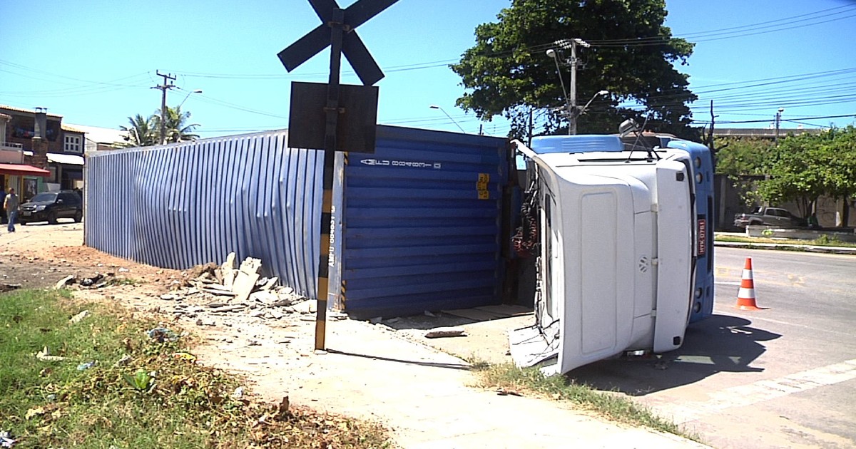 G Motorista Perde Controle E Carreta Tomba Em Avenida De Fortaleza