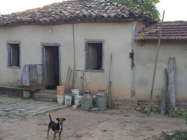 Casa onde idoso foi empurrado nas chamas após tentativa de assalto (Foto: Polícia Civil/Divulgação)