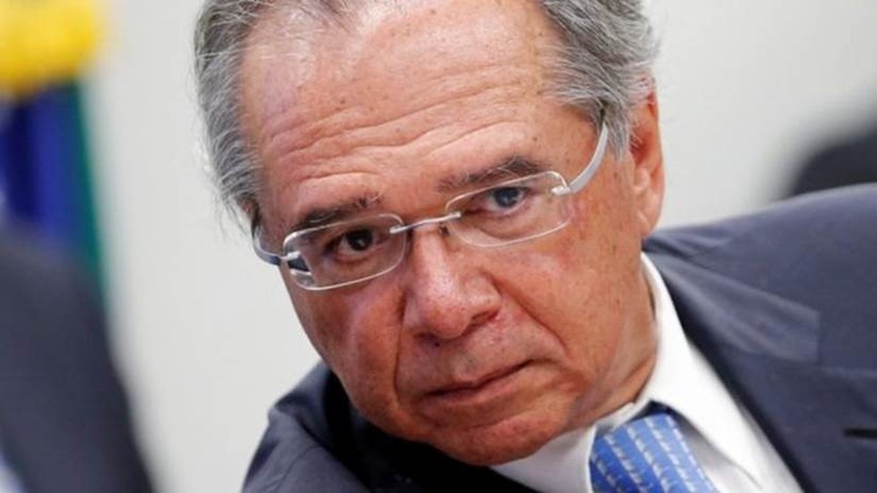 Paulo Guedes, ministro da Economia, disse que o governo estuda liberar saques do FGTS — Foto: Reuters