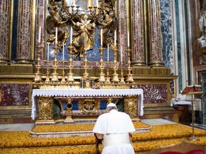 O Papa Francisco reza para Santa Maria na Igreja de Santa Maria Maggiore, nesta quinta-feira (14), em Roma (Foto: Reuters/Osservatore Romano)