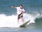 Rodrigo Hilbert surfa na Praia de Grumari, no Rio