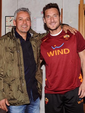 Totti e Roberto Baggio (Foto: Divulgação / Site Oficial Asroma)