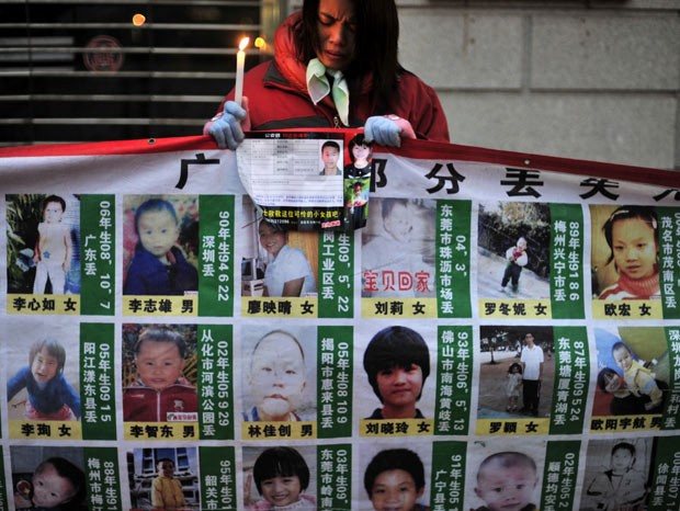 Mulher faz vigília durante campanha pelas crianças desaparecidas, em Hubei, em foto de 24 de janeiro de 2010 (Foto: AP)