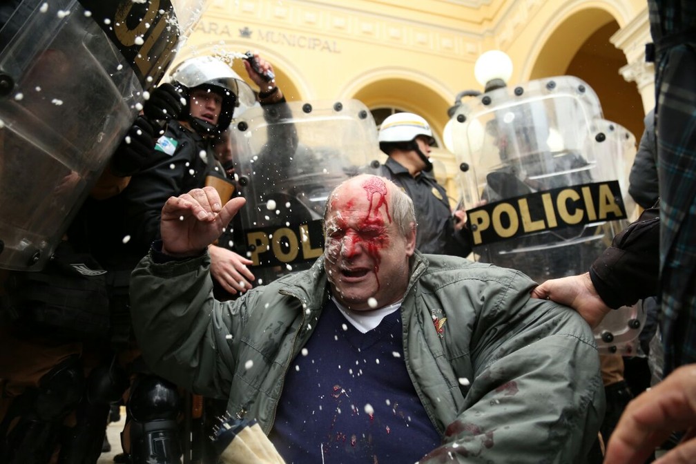 Manifestante ficou ferido em frente à Câmara Municipal de Curitiba (Foto: Rodrigo Fonseca)