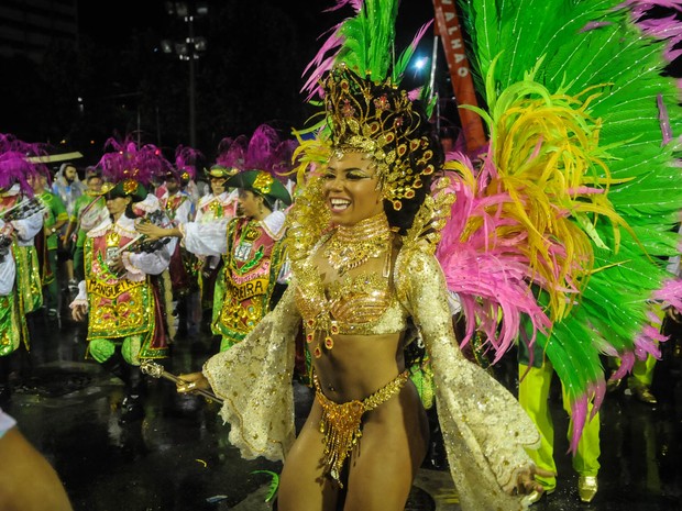 Evelyn Bastos, rainha de bateria da Mangueira, anima o público da concentração da Sapucaí (Foto: Alexandre Durão/G1)