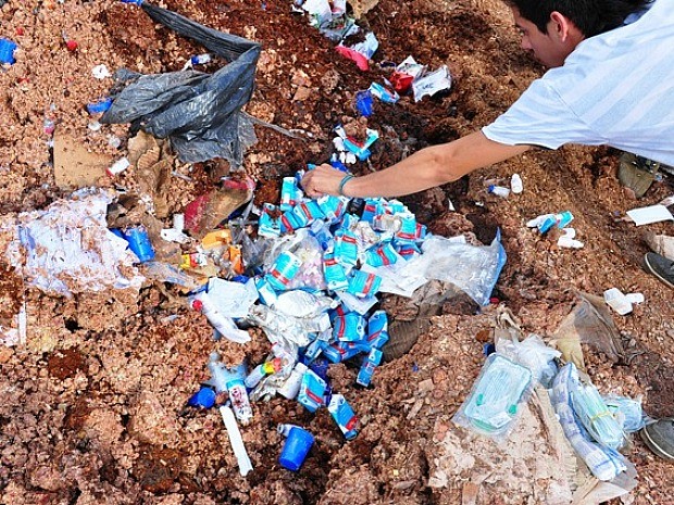 Remédios foram encontrados no lixão de Manaquiri (Foto: Simone Pires/TV Amazonas)