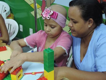 Denifer mexe no lego com a mãe, Ligiane (Foto: Luna Markman/G1) Denifer mexe no lego com a mãe, Ligiane (Foto: Luna Markman/G1)