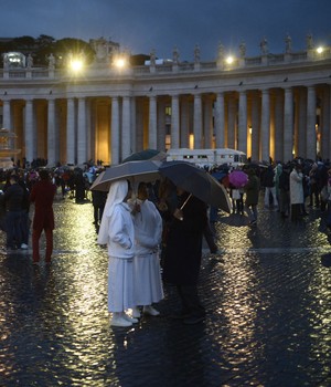 Fumaça preta: 1ª votação termina sem eleger o novo Papa (Johannes Eisele/AFP)