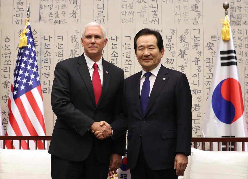 O vice-presidente dos EUA, Mike Pence, posa ao lado do porta-voz da Assembleia sul-coreana Chung Sye-kyun   (Foto: Lee Jin-man/AP)