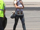 Shakira embarca com o filho em avião particular rumo ao Brasil
