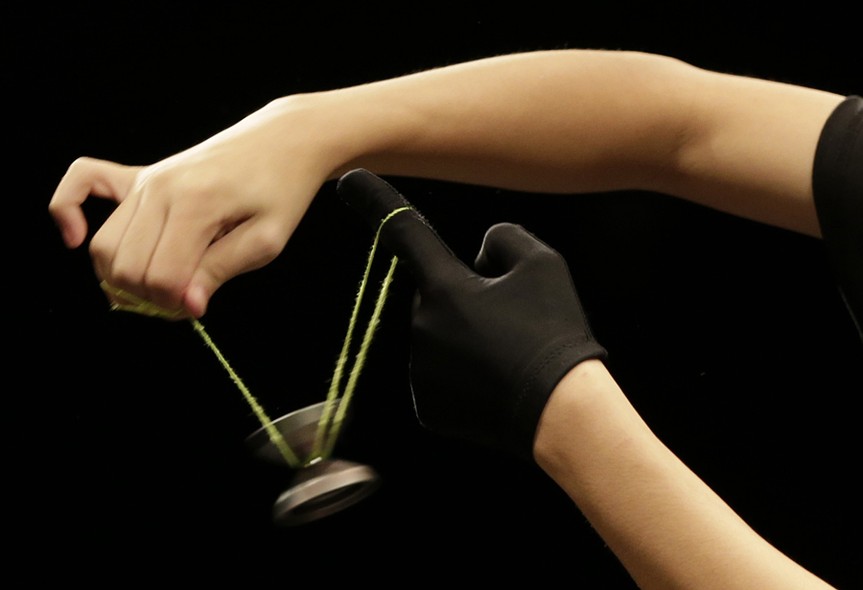 Competidor participa do torneio mundial de ioiô, sediado em Praga, na República Tcheca