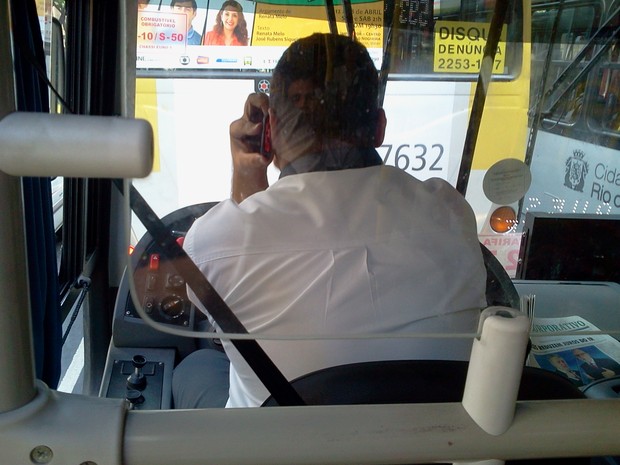 Motorista da linha 593 (Leme - Gávea) foi flagrado dirigindo enquanto falava no celular (Foto: Arquivo Pessoal)