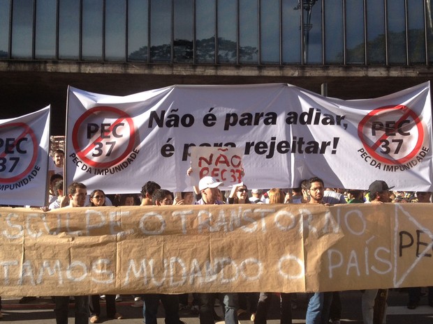Manifestação contra PEC 37 em frente ao Masp na tarde deste sábado (Foto: Julia Basso Viana/G1)